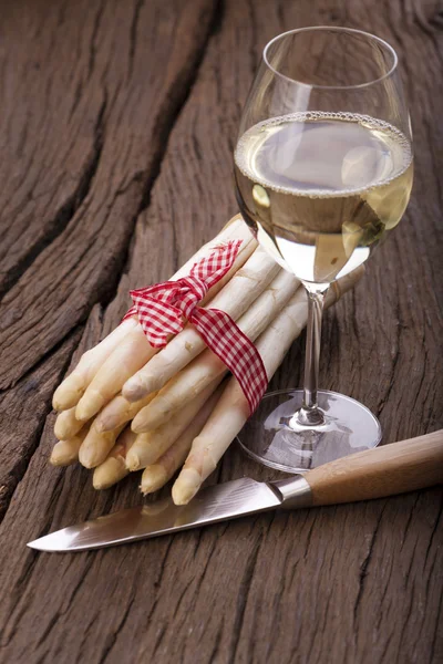 Asparagi freschi e un bicchiere di vino — Foto Stock