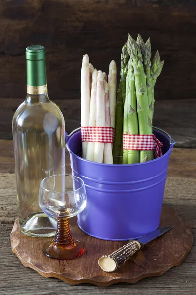 Asparagi freschi e vino — Foto Stock