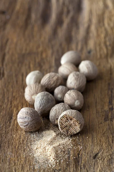 Muskotnötter på träplatta — Stockfoto
