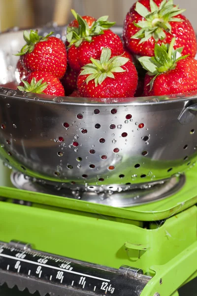 Erdbeeren auf Küchenwaage wiegen — Stockfoto