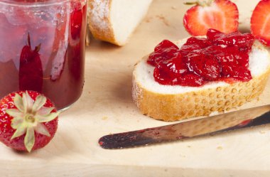 taze beyaz ekmek üzerinde çilek reçeli