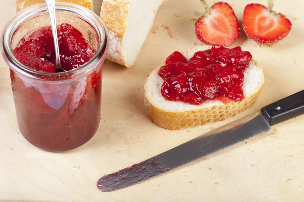 Strawberry jam op wit brood — Stockfoto