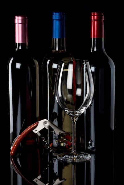 Három üveg bor és dugóhúzó — Stock Fotó