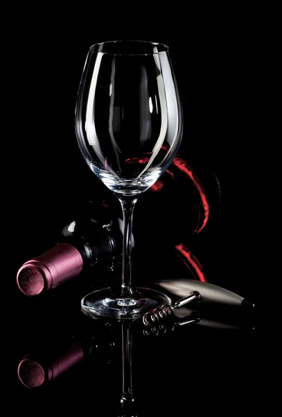 Kieliszek do wina, wino i korkociąg — Zdjęcie stockowe