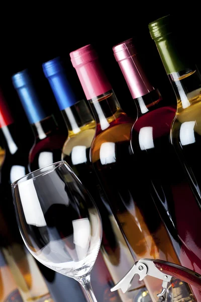 ワイン、コルクせん抜き、ワインのガラスのいくつかのボトル — ストック写真