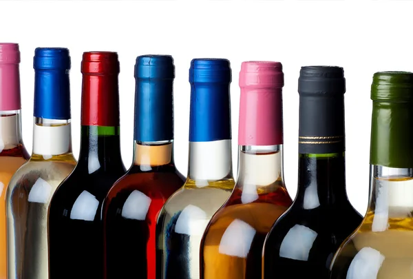 Различные бутылки вина в ряд — стоковое фото