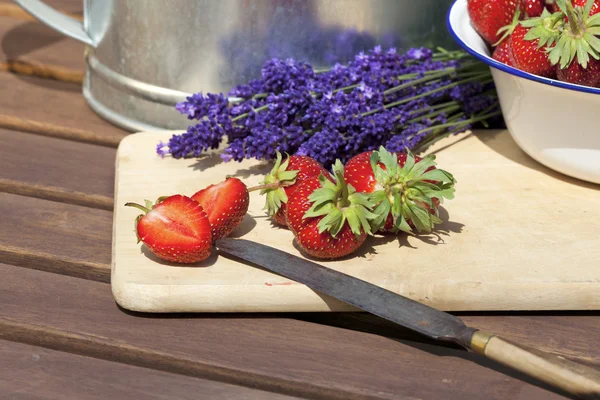 Färska jordgubbar på skärbräda — Stockfoto