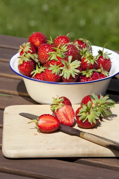 Fresh strawberries in enamel bowl — Stock Photo, Image