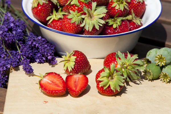 Jordgubbar, lavendel och vallmo — Stockfoto