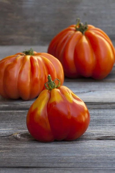 Tres grandes Beefsteak Tomatoes —  Fotos de Stock