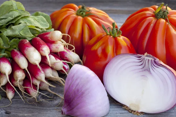 Färska grönsaker från den veckovisa marknaden — Stockfoto