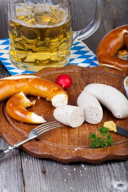 Dana sosis, simit ve bir bardak bira