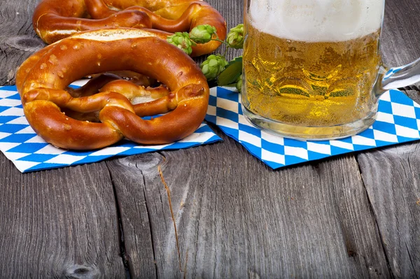 Copo de cerveja e pretzels — Fotografia de Stock