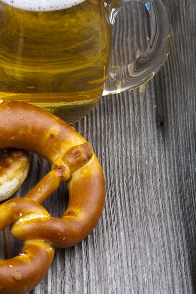Glass of beer and pretzel — Stock Photo, Image