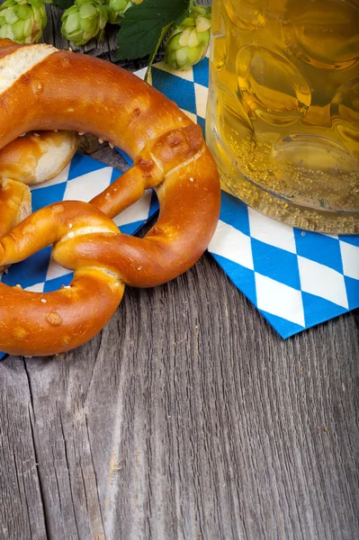 Copo de cerveja e pretzels — Fotografia de Stock