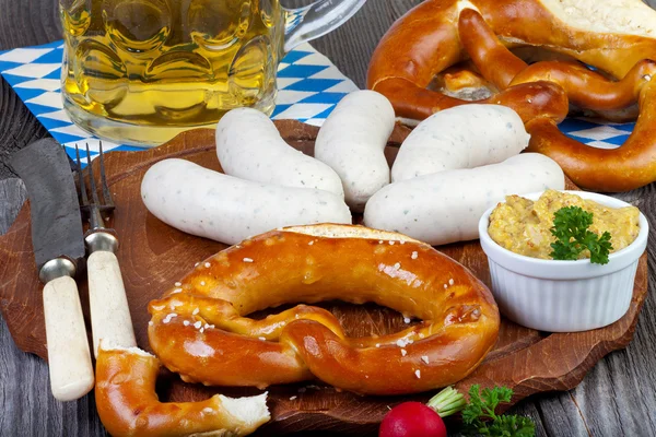 Typisch bayrische Weißwurst-Jause — Stockfoto