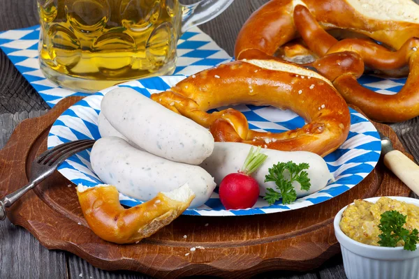 Typiska bayerska nötkött korv mellanmål på papper plattan — Stockfoto