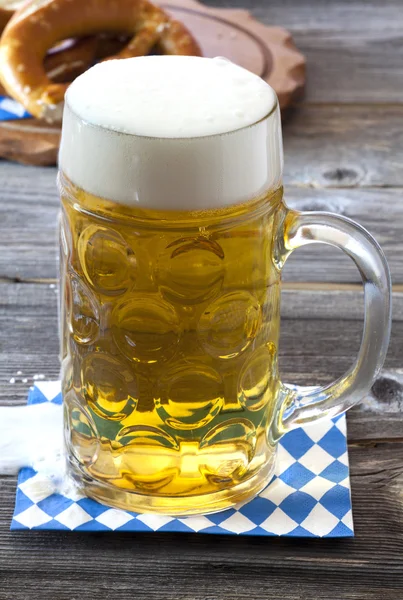 Una grande tazza di birra con birra — Foto Stock