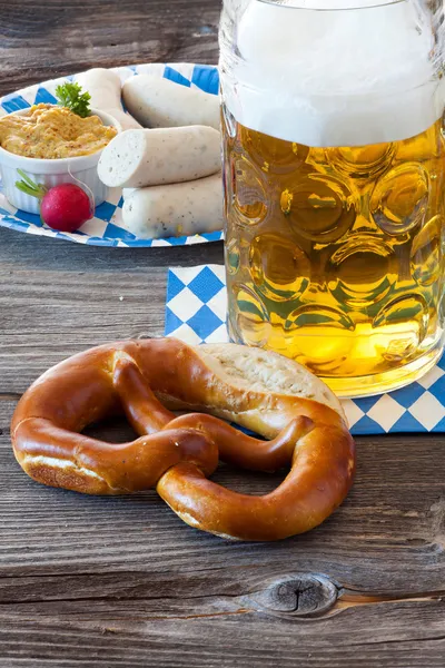 A large glass of beer and a pretzel — Stock Photo, Image