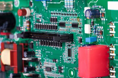 Elektronik bileşenleri olan devre kartı