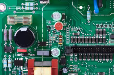 devre kartı ile birçok elektronik bileşenler