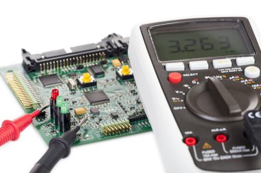 Dijital multimetre ve bir devre kartı