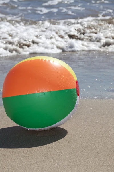Πολύχρωμη μπάλα παραλία στην άμμο — Φωτογραφία Αρχείου