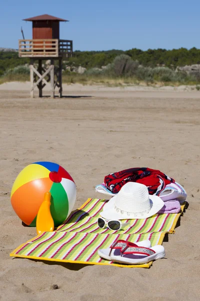 Escena de playa con torre salvavidas — Foto de Stock