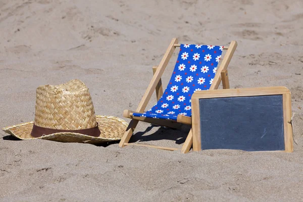 太陽の椅子とビーチでコピー スペースを持つスレート — ストック写真