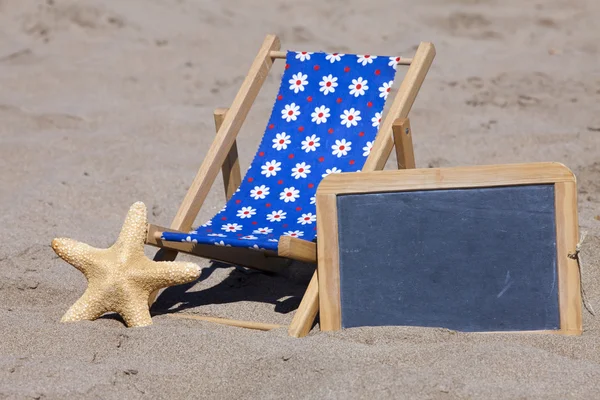 Scena di spiaggia con area pubblicitaria su una lavagna — Foto Stock