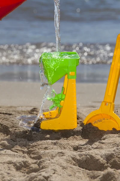 Водные игрушки на пляже — стоковое фото