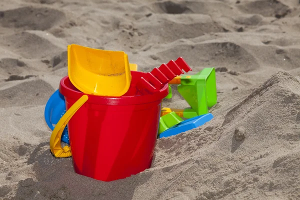Kinderen strand speelgoed in het zand — Stockfoto