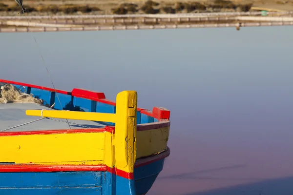 Vista detalhada de um barco de pesca colorido pintado — Fotografia de Stock