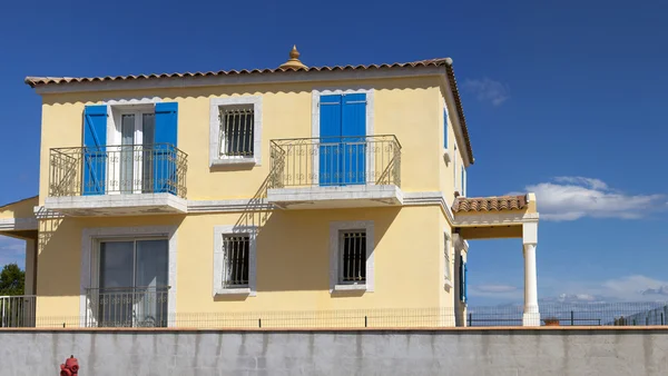 Mooi huis in mediterrane stijl — Stockfoto