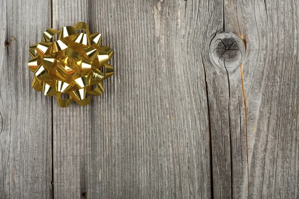 Tarjeta de Navidad con lazo de cinta dorada —  Fotos de Stock