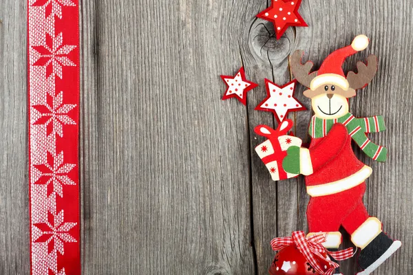 Cartão de Natal com uma forma de rena de madeira — Fotografia de Stock