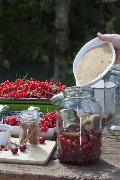 Cherry likör förberedelse, steg 5 — Stockfoto