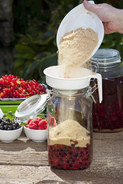 Filling cane sugar in a canning jar — Stock Photo, Image