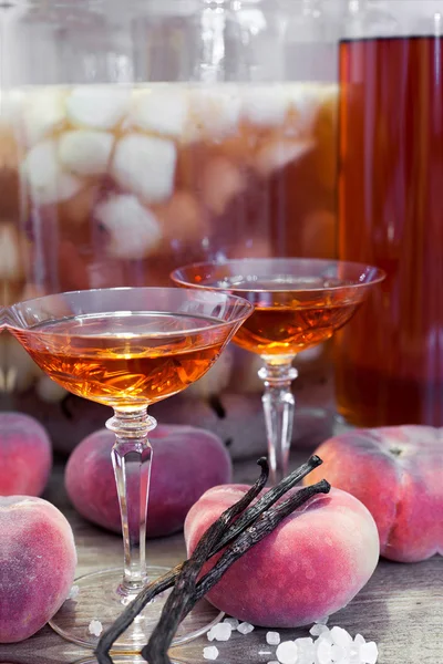 Vista da vicino del liquore alla frutta di pesche selvatiche fatte in casa — Foto Stock