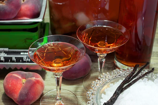 Liquore di frutta fatta in casa a base di pesche selvatiche fresche — Foto Stock