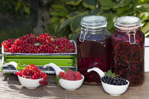 Homemade currant and cherry liqueur — Stock Photo, Image