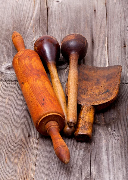 Vier oude keukengerei op houten planken — Stockfoto