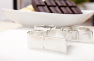 un üzerinde kalp şeklinde çerez kesici