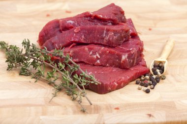 Dana bonfile dal kekik ve karabiber ile dört dilim