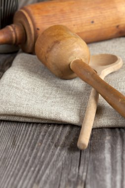 mutfak masasının üzerinde bazı pişirme kapları