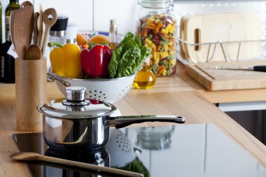 pişirme çömlek ve seramik hob üzerinde tahta kaşık