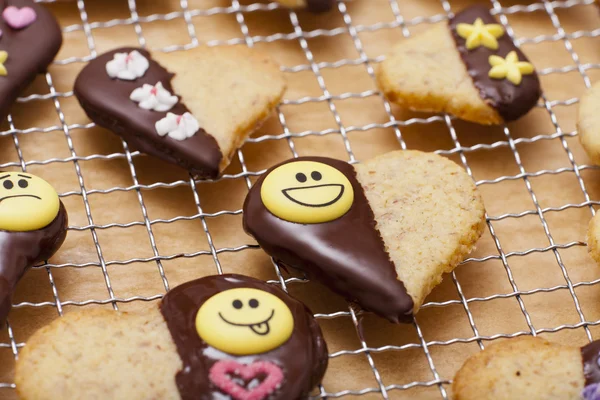 Klaar-gebakken koekjes in hart vorm — Stockfoto