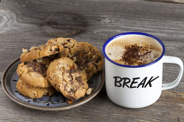 Assiette de biscuits et une casserole de café — Photo