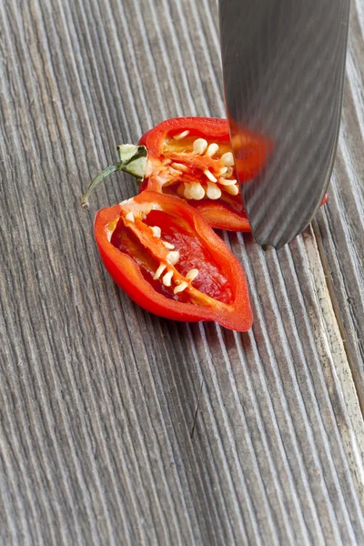 Нарезанный красный острый хабанеро перец чили на половинки — стоковое фото