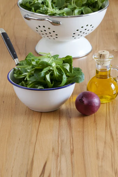 Salada de milho, cebola vermelha e azeite — Fotografia de Stock